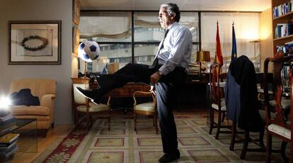 El secretario de Estado para la UE, ex futbolista, templando la pelota de la presidencia española en su despacho.