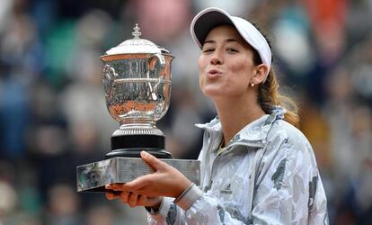 Muguruza besa el trofeo de campeona de Roland Garros.