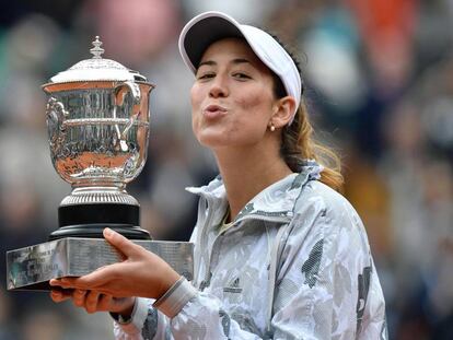 Muguruza besa el trofeo de campeona de Roland Garros.