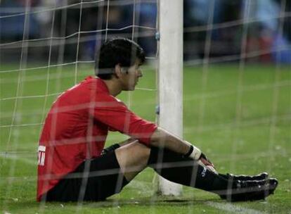 Ustari, desolado tras el gol de Morientes.