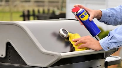 Artículo de EL PAÍS Escaparate que describe las ventajas de usar el aceite multiusos WD-40.