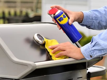 Artículo de EL PAÍS Escaparate que describe las ventajas de usar el aceite multiusos WD-40.