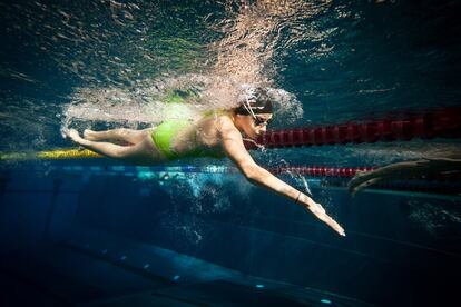 Yusra Mardini, nadadora siria, durante una sesión de entrenamiento en el el club de natación Wasserfreunde Spandau 04 de Berlín. “Quiero representar a todos los refugiados porque quiero demostrar a todo el mundo que, tras el dolor, tras la tormenta, llega la calma”, afirma a Acnur.