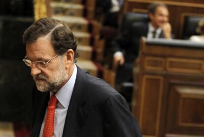 El líder del PP, Mariano Rajoy, durante la sesión de control al Gobierno. Al fondo, José Luis Rodríguez Zapatero y Elena Salgado.