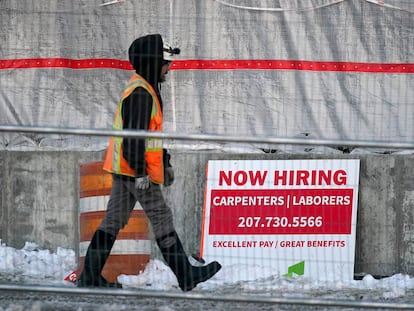 Un trabajador pasa por delante de un cartel que ofrece empleo en Portland, Maine (Estados Unidos).