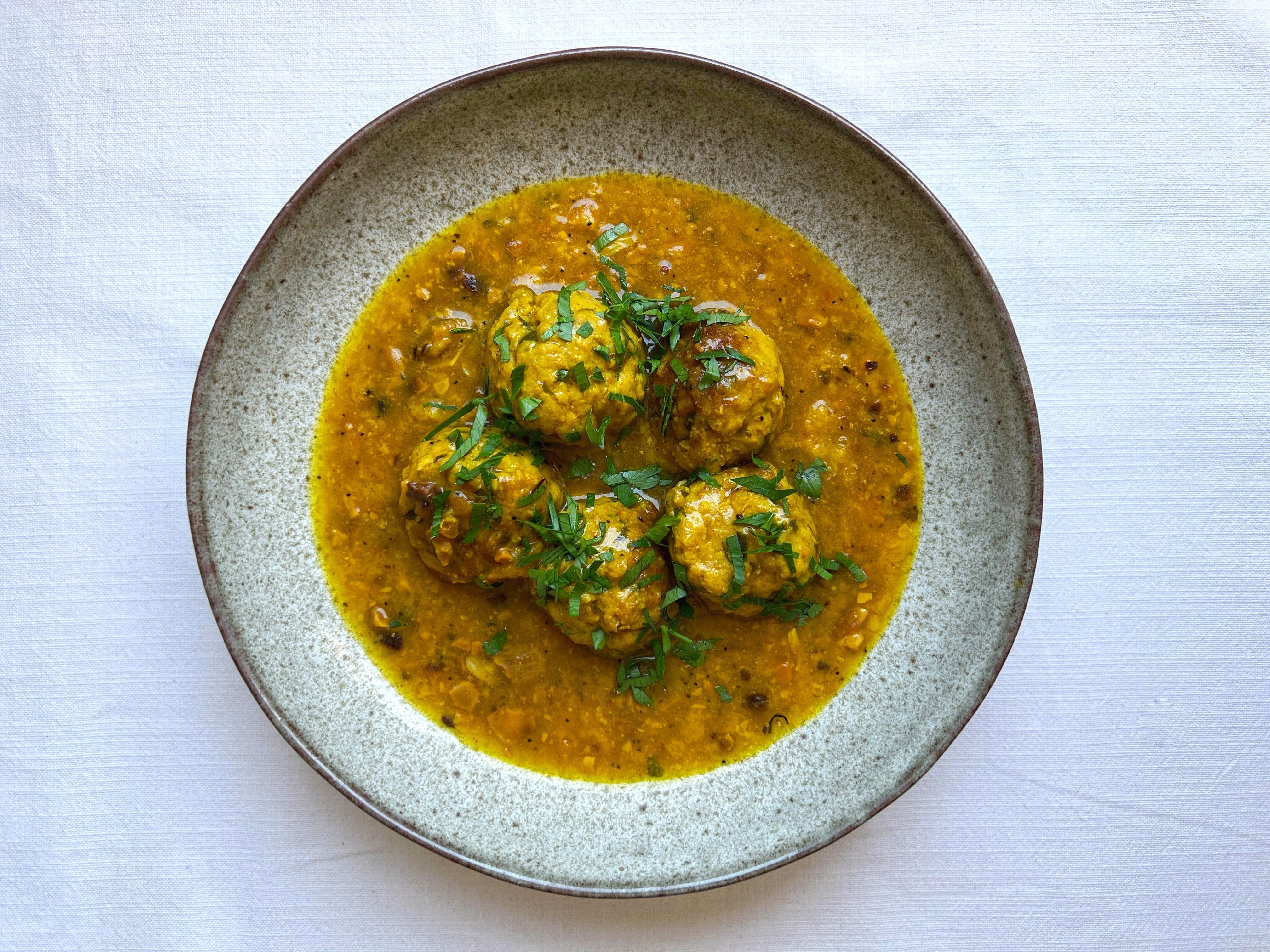 Albóndigas con salsa de almendras y azafrán