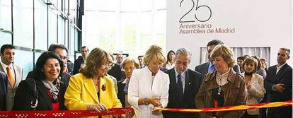 La presidenta inaugura la exposición conmemorativa <i>25 años de la Asamblea de Madrid</i>.