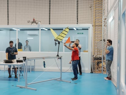 Prueba con uno de los drones bioinspirados del proyecto GRIFFIN en las instalaciones del Laboratorio de Robótica Aérea de la Universidad de Sevilla, en la Isla de la Cartuja.