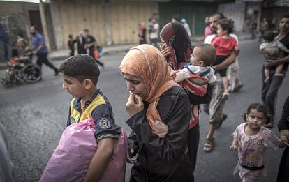 Una mujer llora mientras sale junto a su famila del barrio de Shiyahiya en Gaza, el 20 de julio de 2014.