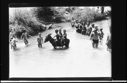 Baño en el Manzanares. Imagen del fotógrafo Martín Santos Yubero, de la que no consta fecha. Cedida por el Archivo Regional de la Comunidad de Madrid.