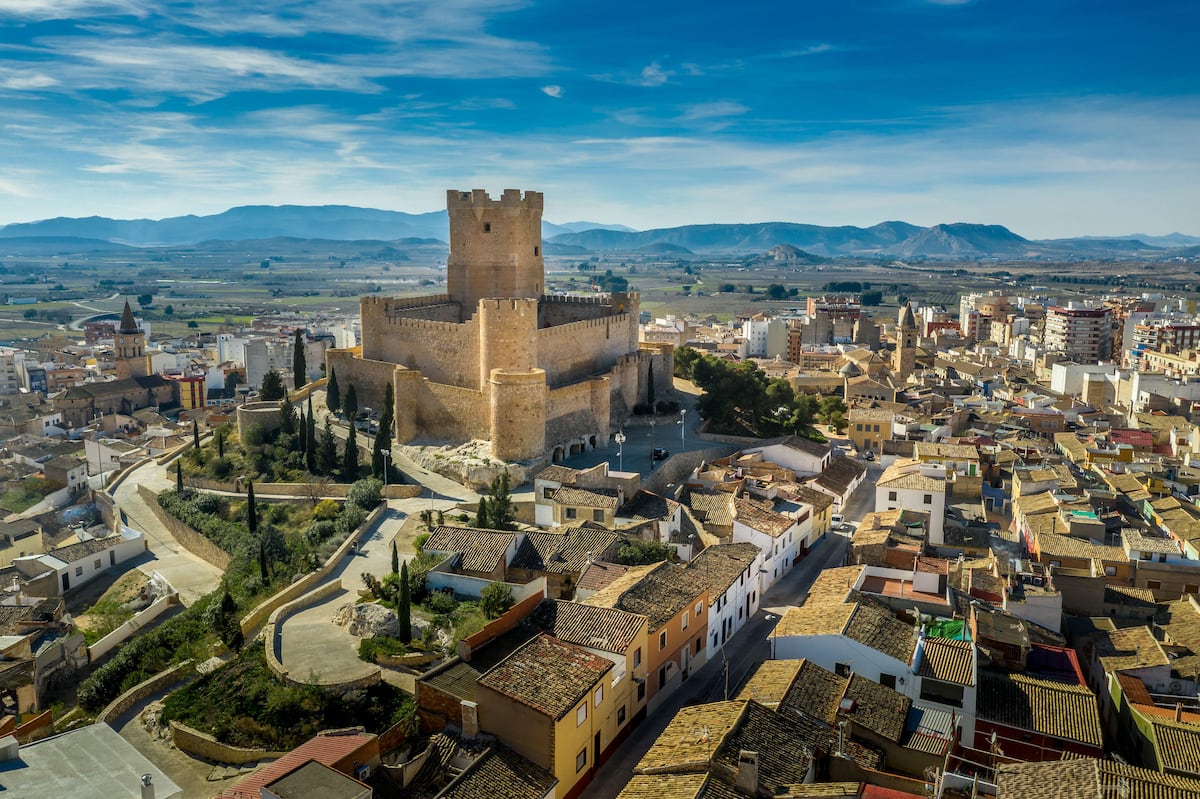 Bodegas, un tesoro extraterrestre y un castillo medieval convierten a Villena en una alternativa al circuito turístico de Alicante