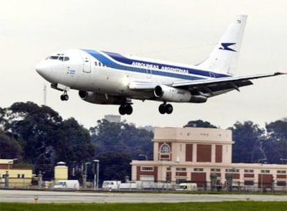 Un Boeing 737 de Aerolíneas Argentinas aterriza en el aeropuerto de Buenos Aires.