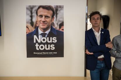 Un póster de Macron en la sede de su partido, Ensemble, en París, mientras simpatizantes y periodistas seguían el domingo el escrutinio de las elecciones legislativas.