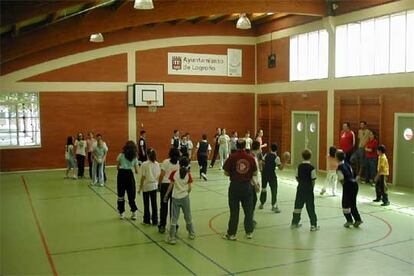 Alumnos en la clase de gimnasia del colegio pblico Vuelo Madrid-Manila, de Logro?o (La Rioja).