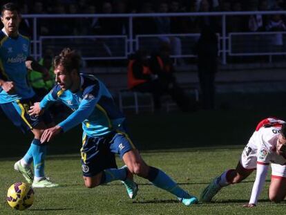 Krychowiak pelea el balón con Bueno