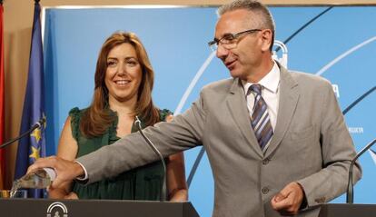 El portavoz del Gobierno, Miguel Ángel Vázquez, y la consejera de Presidencia, Susana Díaz, tras el Consejo de Gobierno de esta mañana.