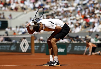 Alexander Zverev, tras un fallo durante la final de Roland Garros.