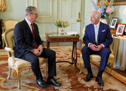 El rey Carlos III recibe a Starmer en el palacio de Buckingham para encargarle la formación de Gobierno.