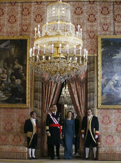 Felipe VI, quien preside por vez primera, acompañado de doña Letizia, la celebración de la Pascua Militar, a la que asisten representantes de las instituciones del Estado, los tres Ejércitos y la Guardia Civil, a su llegada al acto celebrado en el interior del Palacio Real.