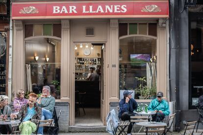 Fachada y terraza del Bar Llanes, en Bruselas.