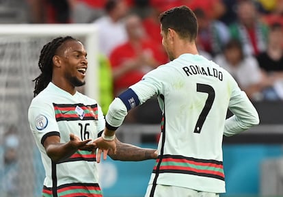 Renato Sanches y Cristiano Ronaldo celebran la victoria 3-0 de Portugal contra Hungría en la primera fecha de la fase de grupos de la Eurocopa.