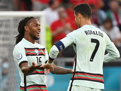 Renato Sanches y Cristiano Ronaldo celebran la victoria 3-0 de Portugal contra Hungría en la primera fecha de la fase de grupos de la Eurocopa.