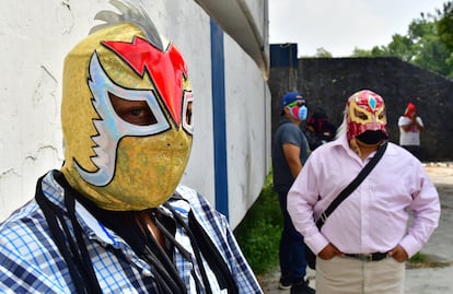 Un grupo de luchadores acude a las oficinas de la Comisión de lucha libre para recibir apoyos frente a la pandemia de la covid-19.