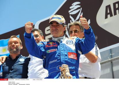 El piloto español celebra su triunfo en el Dakar de 2010, el 17 de enero de 2010.