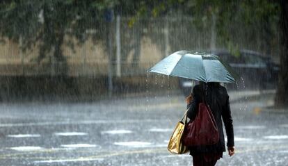 Un peatón pasea bajo la lluvia en la mañana de este lunes en un municipio de la Comunidad Valenciana.