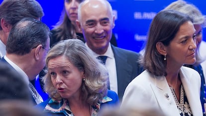 Nadia Calviño, en primer plano, junto a Rafael del Pino al fondo, en 2019.