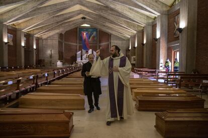 Los dos sacerdotes de Seriate bendicen los ataúdes que durante semanas estuvieron almacenados en la iglesia de San Giuseppe.