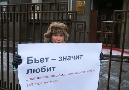 La abogada Aliona Popova en una protesta contra la despenalización de la violencia doméstica, en 2017 en Moscú. 