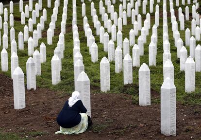 Una mujer musulmana de Bosnia reza durante el funeral en el Centro Conmemorativo de Potocari, Srebrenica, Bosnia y Herzegovina, donde fueron enterrados 33 musulmanes bosnios recién identificados. El entierro fue parte de una ceremonia para conmemorar el 24 aniversario de la masacre de Srebrenica el 11 de julio de 2019, considerada la peor atrocidad de la guerra de Bosnia de 1992-95. 