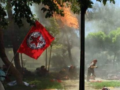 TUR04 SANLIURFA (TURQU&Iacute;A) 20/07/2015.- Varias personas corren para ponerse a salvo tras producirse la explosi&oacute;n de un artefacto en un centro cultural en Suruc, provincia de Sanliurfa (Turqu&iacute;a) hoy, 20 de julio de 2015. Al menos 28 personas murieron hoy y unas 100 resultaron heridas en un atentado suicida con bomba en la ciudad de Suru&ccedil;, en el sureste de Turqu&iacute;a y cercana a la frontera siria, confirm&oacute; hoy el gobernador de la provincia de Sanliurfa, Izzettin K&uuml;&ccedil;&uuml;k. El atentado iba dirigido contra un grupo de activistas turcos, en su mayor&iacute;a j&oacute;venes, que estaban reunidos en el jard&iacute;n del Centro cultural Amara. EFE/DDICLE NEWS AGENCY PROHIBIDO SU USO EN TURQU&Iacute;A/MEJOR CALIDAD DISPONIBLE