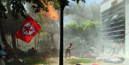 TUR04 SANLIURFA (TURQU&Iacute;A) 20/07/2015.- Varias personas corren para ponerse a salvo tras producirse la explosi&oacute;n de un artefacto en un centro cultural en Suruc, provincia de Sanliurfa (Turqu&iacute;a) hoy, 20 de julio de 2015. Al menos 28 personas murieron hoy y unas 100 resultaron heridas en un atentado suicida con bomba en la ciudad de Suru&ccedil;, en el sureste de Turqu&iacute;a y cercana a la frontera siria, confirm&oacute; hoy el gobernador de la provincia de Sanliurfa, Izzettin K&uuml;&ccedil;&uuml;k. El atentado iba dirigido contra un grupo de activistas turcos, en su mayor&iacute;a j&oacute;venes, que estaban reunidos en el jard&iacute;n del Centro cultural Amara. EFE/DDICLE NEWS AGENCY PROHIBIDO SU USO EN TURQU&Iacute;A/MEJOR CALIDAD DISPONIBLE