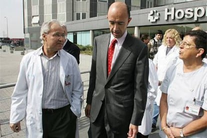 El consejero de Sanidad de Madrid, Manuel Lamela, a la salida de una visita al hospital de La Paz.