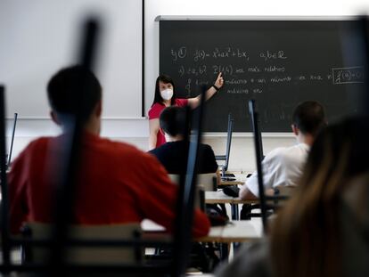 Una profesora imparte una clase de matemáticas en el instituto Simone Veil de Paracuellos del Jarama, Madrid, para preparar a los alumnos para la selectividad, este mes de junio.