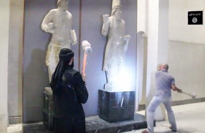 Armados con grandes martillos y taladros, un puñado de seguidores del Estado Islámico destruyó el 26 de febrero de 2015 varias estatuas en Mosul que describían como “ídolos” y que arqueólogos de todo el mundo temían que fueran piezas asirias y acadias. Las imágenes fueron difundidas a través de un vídeo publicado en una red social vinculada al ISIS. Los yihadistas del Estado Islámico han destruido importantes joyas del patrimonio artístico iraquí y sirio, como las estatuas de Lammasu en Nínive, los restos arqueológicos de Hatra, los restos arquitectónicos de Nimrud (la primera capital asiria fundada hace 3.200 años) o el teatro de Palmira.