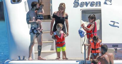 Messi, con sus hijos y los del futbolista Cesc F&agrave;bregas, el 12 de junio en Ibiza.