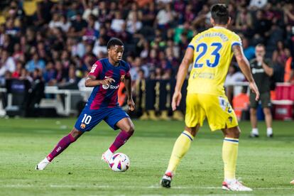 Ansu Fati controla el balón ante Luis Hernández durante el Barça-Cádiz de la segunda jornada de Liga.