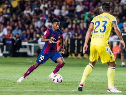 Ansu Fati controla el balón ante Luis Hernández durante el Barça-Cádiz de la segunda jornada de Liga.