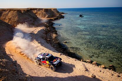 Carlos Sainz y Lucas Cruz, durante la novena etapa del Rally Dakar.