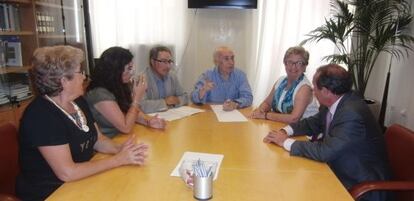 El Síndic de Greuges José Cholbi, en el centro, recibe al secretario general de CC OO Paco Molina, a su derecha.
