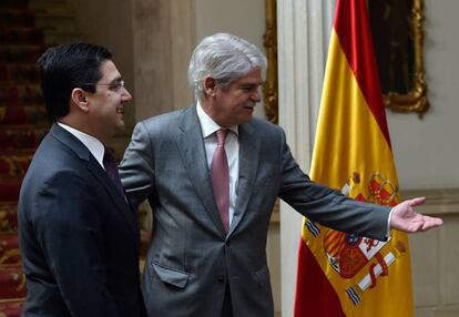 El ministro espa&ntilde;ol de Asuntos Exteriores, Alfonso Dastis, a la derecha, con su hom&oacute;logo marroqu&iacute;, Nasser Bourita.