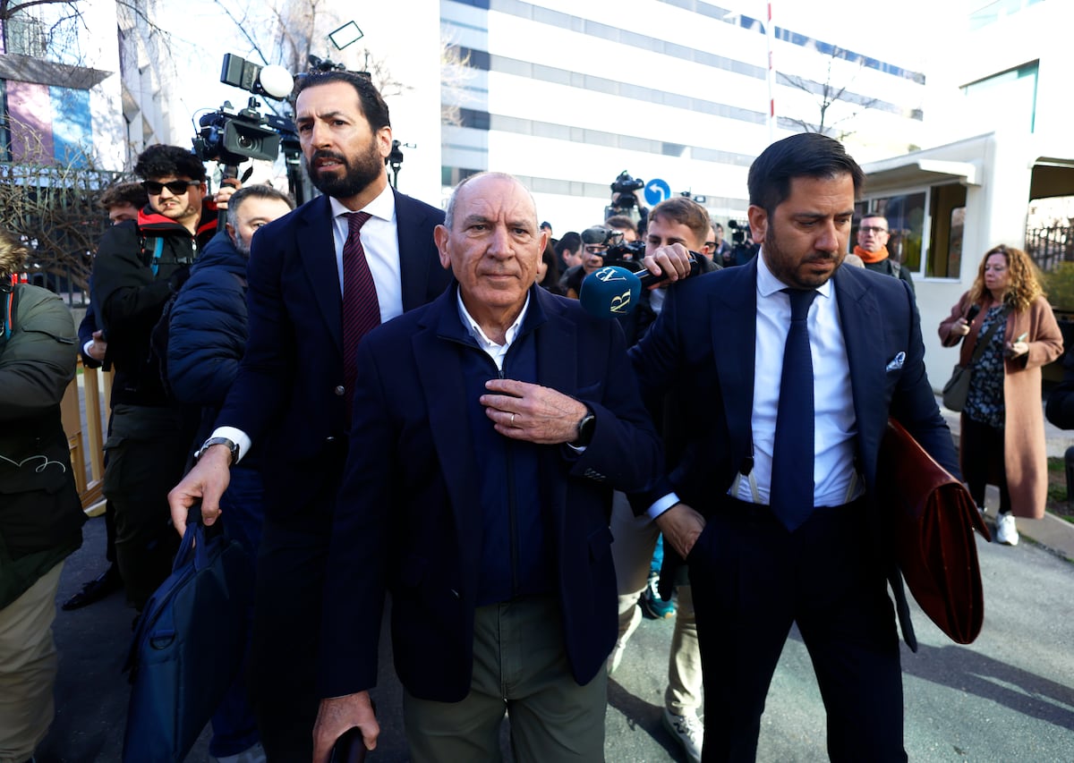 El juez rechaza la petición de la denunciante de prohibir al antiguo jefe de la Policía Nacional que se comunique con ella