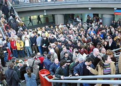 Cientos de personas se han dado cita hoy en la madrile?a estacin de Atocha para secundar la concentracin en se?al de duelo con las vctimas y repulsa por los atentados cometidos ayer en Madrid.