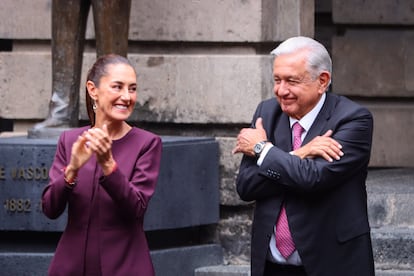 Claudia Sheinbaum y Andrés Manuel López Obrador saludan durante un evento en Ciudad de México, el 25 de septiembre de 2024.