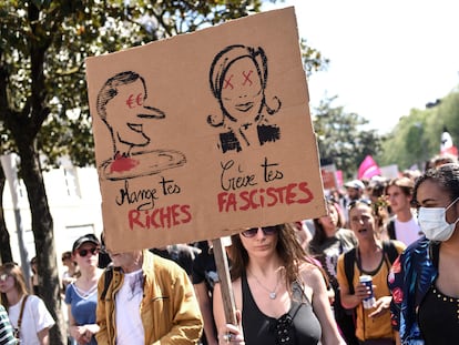 Una manifestante sostiene una pancarta crítica contra Emmanuel Macron y Marine Le Pen, en Nantes, este sábado.