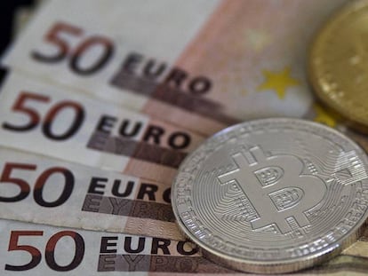  Imagen de monedas de bitcoin y billetes en euros.