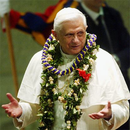 Benedicto XVI, con el regalo de unos peregrinos a los que ha recibido con motivo de la beatificación de la madre Ascensión.